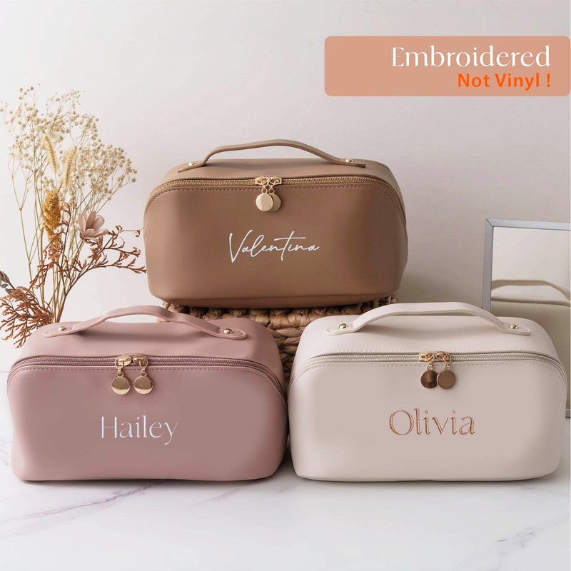 Personalized Embroidery Name Leather Makeup Bag, Large Capacity Cosmetic Bag with Zipper, Travel Accessories, Bridal Party Favor for Bridesmaids/Her